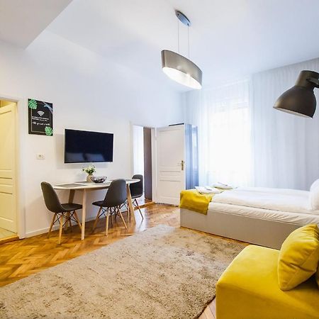 Eat It Cozy Downtown Apartments 오라데아 외부 사진